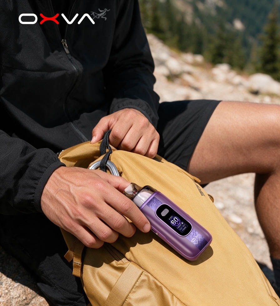 OXVA VPRIME 2 w wersji kolorystycznej Mirage Purple, w plecaku podczas wędrówki górskiej